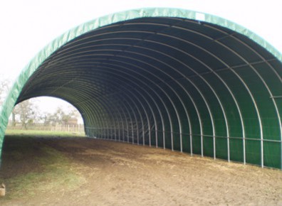 L'intérieur d'un hangar de rangement et de stockage PVC